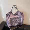 Lavendelfarbene Ethno-Tragetasche mit schwarzem Paisleymuster und gewebten Seilgriffen - Lila