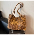Primer plano del bolso tote de ante con estampado de leopardo y parche de cuero de HOOTO - Marrón