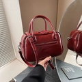 Piccola borsa quadrata bordeaux lucida con cerniere argento e tracolla regolabile - Rosso