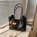 Bolso tote negro minimalista de cuero con logo dorado y colgante de estrella felpa - Con Colgante / Negro