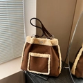 Bolso tote de ante marrón con ribetes de borrego crema y bolsillo frontal - Marrón