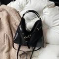 Bolso tote minimalista negro de tela mate y detalles de cuero brillante - Negro