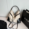 Bolso bandolera minimalista en ante beige y cuero negro con hebillas doradas - Caqui