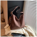 Gros plan sur un sac cabas en daim marron foncé mat avec sa pochette assortie - Marron