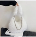 Dettaglio borsa a luna in finta pelliccia bianca con catena argentata e manico in morbido peluche - Bianco