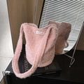 Borsa tote rosa in morbida pelliccia sintetica con tracolla larga ed etichetta - Piccolo / Rosa Piccolo