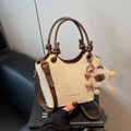 Elegante borsa a secchiello beige con manici marroni e ciondolo a forma di orsetto - Bianco Sporco