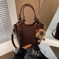 Borsa a secchiello marrone caffè in pelle PU con logo fashion e charm a pecora - Marrone
