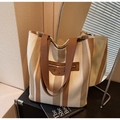 Vista detallada del bolso tote de lona a rayas con bolsillo de cremallera y remaches - Blanco Roto