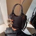 Borsa a secchiello in pelle marrone scuro con stampa moda e ciondolo a forma di leone - Marrone