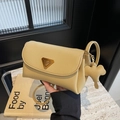 Schicke beige Umhängetasche aus Leder mit Kieselstruktur und süßem Welpen-Anhänger - Khaki