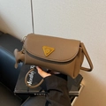 Dunkelbraune Umhängetasche mit Litschi-Lederoptik, Bären-Anhänger und Gold-Emblem - Kaffeebraun