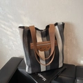 Gestreifter Canvas-Shopper mit braunen Henkeln und Kunstleder-Patch in grauem Muster - Schwarz