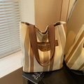 Große gestreifte Canvas-Einkaufstasche in Braun und Khaki mit Metallnieten - Cremeweiß