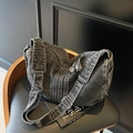 Große Hobo-Tasche aus gewaschenem schwarzem Denim mit Reißverschlüssen und Fransen - Schwarz