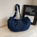 Dunkelblaue Denim Umhängetasche mit Ziernähten und verstellbarem breitem Schultergurt - Dunkelblau