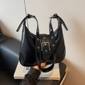 Klassische schwarze Lackleder-Tasche in Halbmondform mit silberner Ösenschnalle - Schwarz
