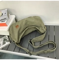 Detailansicht der armeegrünen Canvas-Umhängetasche mit Gurt und Leder-Patch - Grün