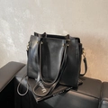 Borsa tote nera opaca con dettagli in oro vintage e tracolla regolabile - Nero