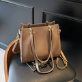 Borsa tote minimalista in pelle marrone opaca su poltrona con tracolla regolabile - Cachi