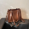 Borsa tote in pelle caramello scuro con tracolla regolabile e finiture in oro vintage - Marrone