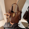 Retro brown bucket bag in PU leather with gold clasp and plush lion charm detail - Brown (With Pendant)