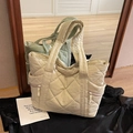 Bolso tote de nailon acolchado en crema y verde con diseño de diamantes y bolsillos laterales - Blanco Roto