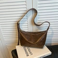 Borsa a spalla a mezzaluna marrone caffè vintage in pelle oliata e cerniera dorata - Marrone