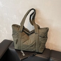 Bolso tote acolchado verde oliva con costuras blancas y múltiples bolsillos con cremallera - Verde Oscuro