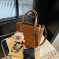 Braune Beuteltasche mit Leopardenmuster, Plüsch-Anhänger und verstellbarem Gurt - Mit Anhänger / Hellbraun