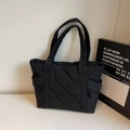 Bolso tote acolchado negro con diseño de diamantes y correas largas de hombro - Negro