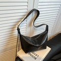 Borsa a tracolla nera minimalista in pelle opaca con design a mezzaluna - Nero