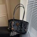 Elegante borsa a spalla da donna con motivo marmo nero e logo triangolare dorato di classe - Nero con ciondolo