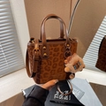 Braune Beuteltasche mit Leopardenmuster, Goldnieten und Schaf-Anhänger für Damen - Mit Anhänger / Dunkelbraun