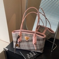 Elegante borsa tote a quadri rosa con manici in pelle a contrasto e ciondolo da donna - Rosa con ciondolo