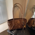 Elegante borsa tote marrone marmorizzata con spalline lunghe e ciondolo corda - Marrone con ciondolo