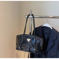Elegante borsa a tracolla nera lucida con logo a triangolo su appendiabiti. - Nero senza Ciondolo