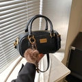 Borsa Boston nera in pelle plissettata con hardware dorato e ciondolo pompon marrone - Con Ciondolo / Nero