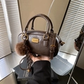 Borsa Boston in pelle marrone scuro con finiture dorate e ciondolo di peluche - Con Ciondolo / caffè