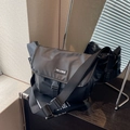 Zwarte canvas crossbody tas in halve maanvorm met brede schouderband en gesp - S / Zwart