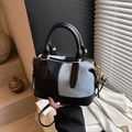 Sac Boston à la mode en denim et cuir noir avec des détails métalliques dorés - Noir