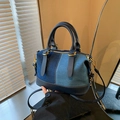 Sac à main tendance en patchwork de denim avec finitions en cuir bleu foncé et surpiqûres - Bleu Foncé Avec Bleu Clair
