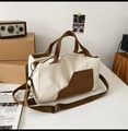 Detail van vintage beige canvas reistas met lederen riemen en metalen klinknagels - Wit