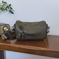 Sac cylindrique vintage vert olive en cuir texturé avec bandoulière ethnique tissée - Vert