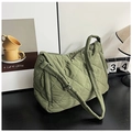 Dettaglio della borsa tote trapuntata verde oliva con motivo a rombi e tirazip in tessuto - Verde Militare
