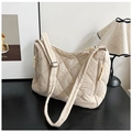 Dettaglio della borsa shopper trapuntata beige con cuciture a rombi e tracolla - Bianco Sporco