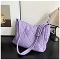 Dettaglio macro della borsa tote viola trapuntata con cuciture a rombi e tasca laterale - Viola