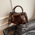 Bolso cubo retro marrón oscuro con diseño plisado y colgante dorado elegante - Marrón