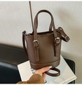 Mini bolso cubo de cuero granulado marrón oscuro con asa superior y correa ajustable - Marrón