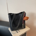 Minimalistische schwarze PU-Leder Tragetasche mit Teddy-Anhänger und Webseil - Schwarz mit Anhänger